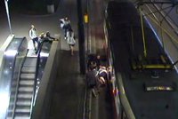 VIDEO: Výtržníci vykopli ženu (29) z tramvaje na Karlově náměstí! Vulgárně uráželi cestující, pak utekli