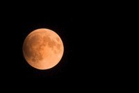 Nejdelší nebeská show století: Měsíc se schová na 103 minut a zabarví do ruda