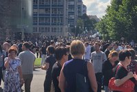 Rozsáhlá evakuace v Dejvicích: V budovách ČVUT někdo nahlásil bombu, ven muselo až pět tisíc lidí