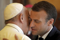 Macron ve Vatikánu: S papežem se objímali, ale vtípek prezidentovi nevyšel