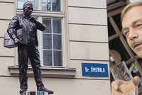 Karel Kryl stojí v Ostravě: Před budovou rozhlasu je jeho první socha v Česku