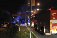 Noční zásah hasičů v Malešicích: Hořel přístavek u rodinného domu