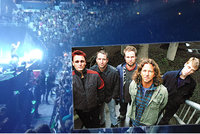 Devadesátková legenda Pearl Jam rozduněla Prahu: Rockeři zpívali pro Havla i 18 tisíc fanoušků