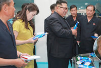 Kim se ženou si vyrazili za kosmetikou, Trump se bojí o osud jaderné dohody