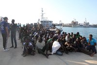 U břehů Libye zachránili 123 migrantů. Mezi sedmi utonulými jsou dvě děti