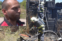 Hrdina ze sběrny: Dělník zachránil spící ženu z hořící chatky v Karlových Varech
