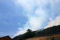 Požár na Litoměřicku zastavil vlaky, 150 hasičů s ním bojuje na zemi i ze vzduchu