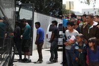 USA vrátily nejmenší děti migrantům, další stále zůstávají bez rodičů