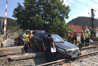 „Expert“ v mercedesu vjel na opravovaný přejezd v Karlštejně: Uvázl na kolejích a zastavil vlaky