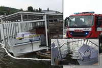 Lodní restaurace skončila pod vodou! U Vltavy na Smíchově zasahují hasiči i potápěči