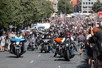 ONLINE: Oslavy Harley-Davidson pokračují, Prahou projela spanilá jízda tisíců motorek