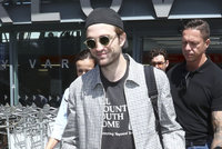 Upír Edward ze Stmívání přiletěl do Varů: Pattinson čučí do země a skrývá se před lidmi