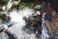 Vojáci se připravují na zásah: Uvězněným chlapcům v jeskyni dochází kyslík, začínají slábnout