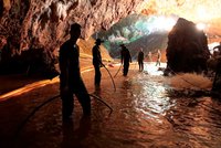 Vteřiny od katastrofy a křik záchranářů: Čerpadla po vytažení dětí z jeskyně selhala