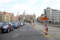 TSK „šlápla do pedálů“: Problémová oprava silnice na Jiráskově mostě má skončit dřív