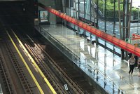 Na Střížkově nezastavovalo hodinu metro: Na nástupišti se vytvořila obří kaluž vody
