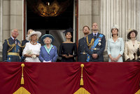 Vévodkyně Meghan stála na balkoně vedle královny! Další přešlap, nebo nová výsada?