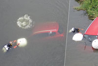 Řidič si v Kroměříži nezabrzdil auto a sjelo mu do řeky! Bylo rok staré