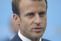 Po „exmilenci“ další skandál: Macron nepřijel na významnou pietu, zůstal na dovolené