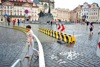 Bílé čáry v centru města pobouřily Pražany i památkáře: „Dočasné řešení,“ reaguje starosta Prahy 1