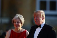 Trump na návštěvě Británie hned kritizoval Mayovou. Její brexitový plán ohrozí dohodu s USA, tvrdí