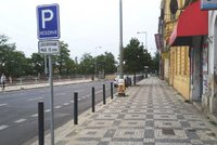 V Praze 7 se rozšířily sloupky, které brání parkování na chodníku. Jsou už i na nábřeží