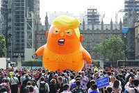 Britská muzea se rvou o nafukovačku „Mimina Trumpa“, autoři chystají turné