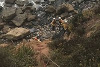 Výlet na Santorini skončil smrtí: Mladý pár se i s buginou zřítil ze skály