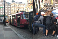 VIDEO: Hej rup! Audi v centru Prahy blokovalo tramvaje, cestující to „vzali do vlastních rukou“