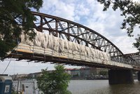 Oprava lávek na železničním mostě se zdrží: Kvůli zábradlí