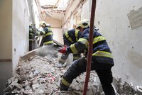 Zřícený strop v centru Prahy: Další kus zdi zasáhl hasiče, přerušili vyprošťovací práce