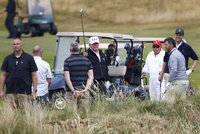 Trumpův osobní strážce zemřel na mrtvici. Prezidenta doprovázel na golfu ve Skotsku