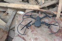 Cizinec vypustil dron mezi domy: Ten se zřítil a zničil zaparkovaný volkswagen