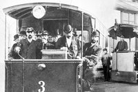 Před 127 lety vyjela v Praze první elektrická tramvaj: Na Letné splašila zapřažené koně