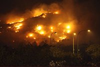 Na Mallorce museli evakuovat 60 turistů. Po velké ničivé vlně ostrov zasáhl požár
