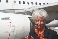 V letadle ze setkání mocných klesl tlak, muselo nouzově přistát. Letěla i šéfka MMF