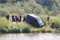 Opilý řidič sjel s dodávkou města do Vltavy: Nadýchal přes tři promile, auto vytáhli hasiči