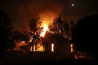 Obří požár, který zabil 85 lidí, někdo zřejmě založil úmyslně. Řecko zahajuje šetření