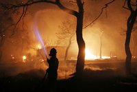 Strašlivé požáry v Řecku mají už 79 obětí. Zoufalí rodiče hledají své děti