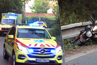 Vážná nehoda v Horoměřické. Mladý motorkář naboural do svodidel, s úrazem hlavy jej odvezla sanitka