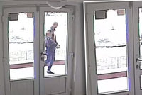 VIDEO: Nejdřív ukradl telefon, pak se dobýval do bytu v Bohnicích. Zloděje hledá policie