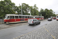 Na Karlově náměstí nejezdily tramvaje. Necelých sedm hodin se opravovala škoda po nákladním autě