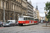 Srážka tramvají na Karlově náměstí: Zranil se muž (30), spoje stojí v kolonách