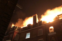 Luxusní rezidence chytla plamenem: S požárem bojuje stovka hasičů!