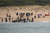 Leželi na pláži ve Španělsku, mezi ně se vylodili migranti. A začali utíkat