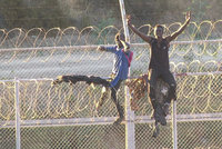 Migranti vzali útokem plot u španělské enklávy, jeden zemřel. Vrátí ostatní zpět?