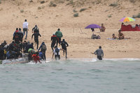 Mezi turisty na přeplněnou pláž mířil člun s migranty. Ve Španělsku zasáhla pobřežní stráž