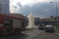 Gejzír a potopa ve Vysočanech! Náklaďák sejmul hydrant, "radost" z osvěžení utli hasiči