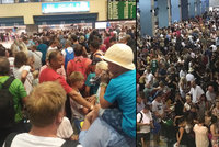 Nocování na letišti, davy a plačící děti: Češi uvízli na 19 hodin na Rhodosu