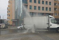 Nechtěný vodotrysk ve Vysočanech: Dodávka urazila hydrant, ulicí se valily proudy vody